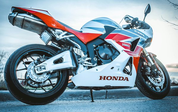 Comment installer un pare-brise sur une Honda NC750X pour une meilleure protection contre le vent ?